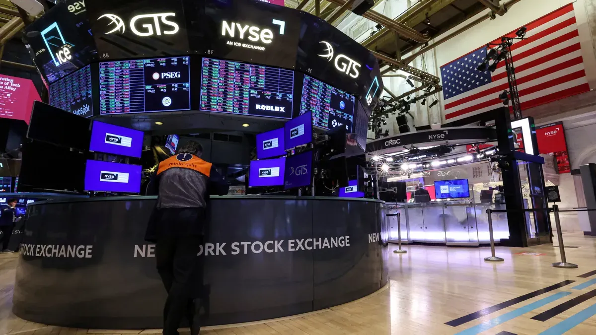 Wall Street termina variado ante visita de Trump a China