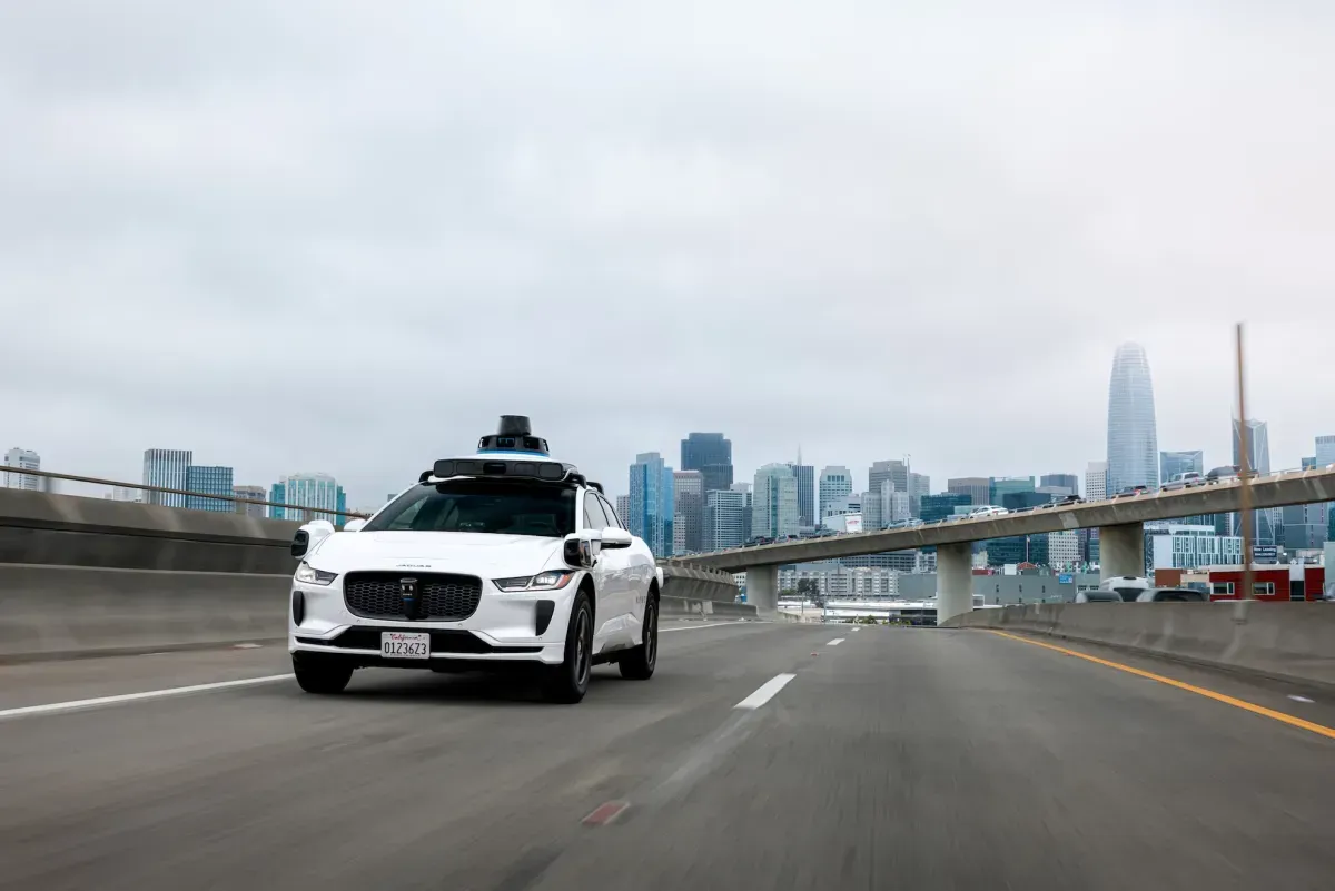 Waymo detiene viajes en carreteras por obras.