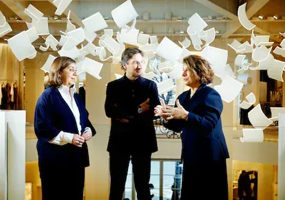 De izquierda a derecha: la arquitecta Nathalie Crinière, el CEO Pietro Beccari y la directora de patrimonio Soizic Pfaff.
