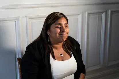 La senadora Fabiola Campillai, retratada durante una entrevista en el anexo del Congreso, en Santiago, en abril de 2022.