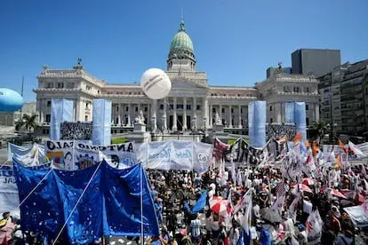 Sindicatos y movimientos sociales afines al presidente de Argentina, Alberto Fernández, se manifiestan afuera del Congreso, este martes.