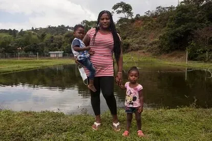 Ingrid Paula Castro, excombatiente de las FARC en proceso de reincorporación, con sus hijos en la finca de la vereda Mandivá, de donde decidieron marcharse por las amenazas recibidas. Pincha en la ima