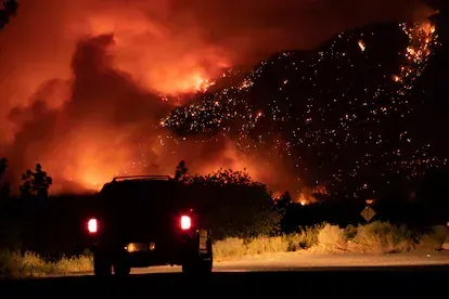 Incendio en la ladera de una montaña en Lytton, el jueves 1 de julio.