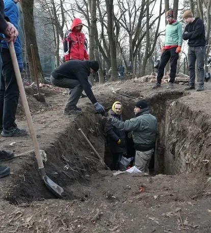 Un grupo de voluntarios abre la salida de un antiguo búnker de la II Guerra Mundial para usarlo como refugio en caso de ataque de Rusia.
