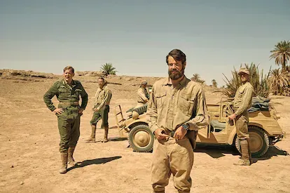 Una escena de la serie, con miembros del SAS disfrazados de alemanes y con un Kubelwagen.
