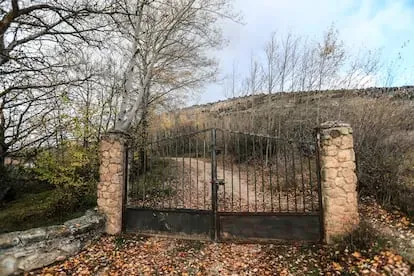 Esta es la verja de entrada al monasterio. Los dueños, que declinan abrir las instalaciones por hallarse en negociaciones con posibles compradores, explican que perteneció a los monjes benedictinos de