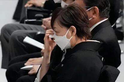 La viuda del ex primer ministro, Akie Abe, se seca las lágrimas durante el acto.