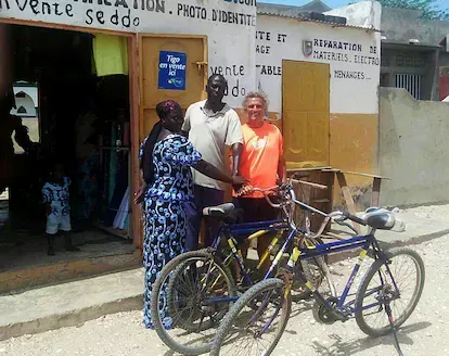Romà Boule, a la derecha, durante la entrega de varias bicis en Senegal.