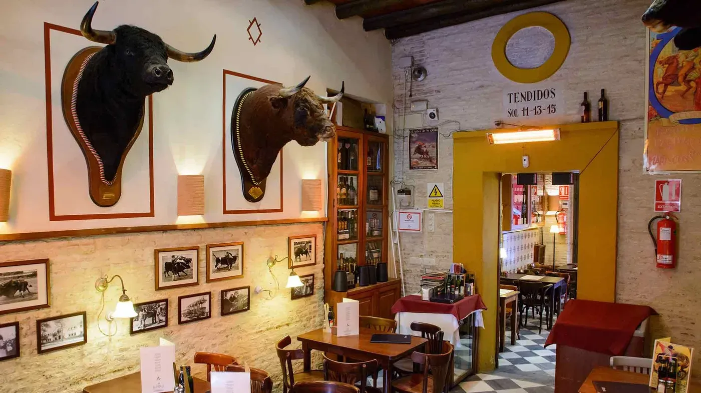 Ambiente taurino para el #desayuno en el #Belmonte de #Sevilla |  Decoraciones del bar, Taurina, Sevilla