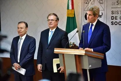 El enviado para el clima de la Casa Blanca, John Kerry, da una conferencia de prensa junto al gobernador de Sonora, Alfonso Durazo, y el canciller mexicano, Marcelo Ebrard, este viernes en Hermosillo,