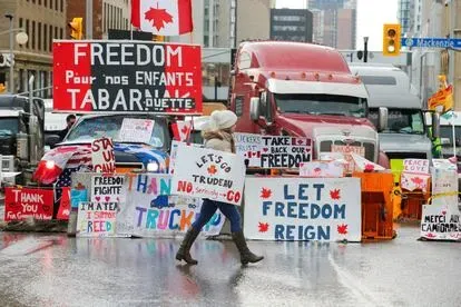 Una calle del centro de Ottawa bloqueada por camiones, este viernes.