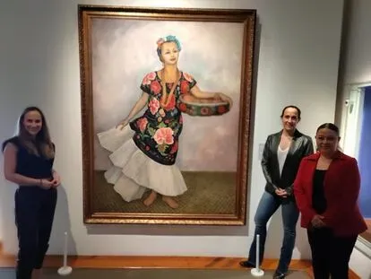 De izquierda a derecha, Guadalupe Philips, Dolores Philips y Josefina García posan frente al cuadro de Dolores Olmedo que Diego Rivera pintó en 1955.