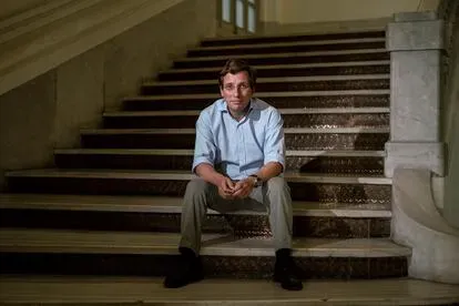 Jose Luis Martínez-Almeida, en las escaleras del Palacio de Cibeles.