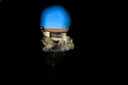 El lugar, declarado Bien de Interés Cultural y a 15 kilómetros de Soria, tiene agua corriente, electricidad y saneamiento, su propio coto de caza y de trufas y la cascada de la Toba. La mayor parte de