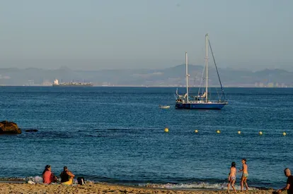 Un velero frente a la playa en Tarifa.