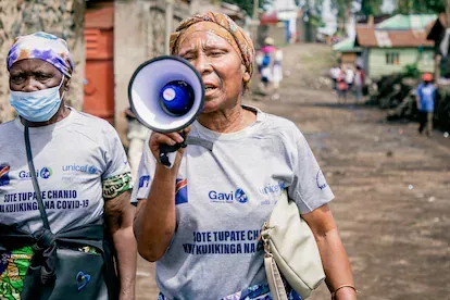 Trabajadores comunitarios apoyados por Unicef crean conciencia sobre la vacunación contra el coronavirus en Goma, provincia de Kivu del Norte, República Democrática del Congo. En la imagen, Devota Nzo