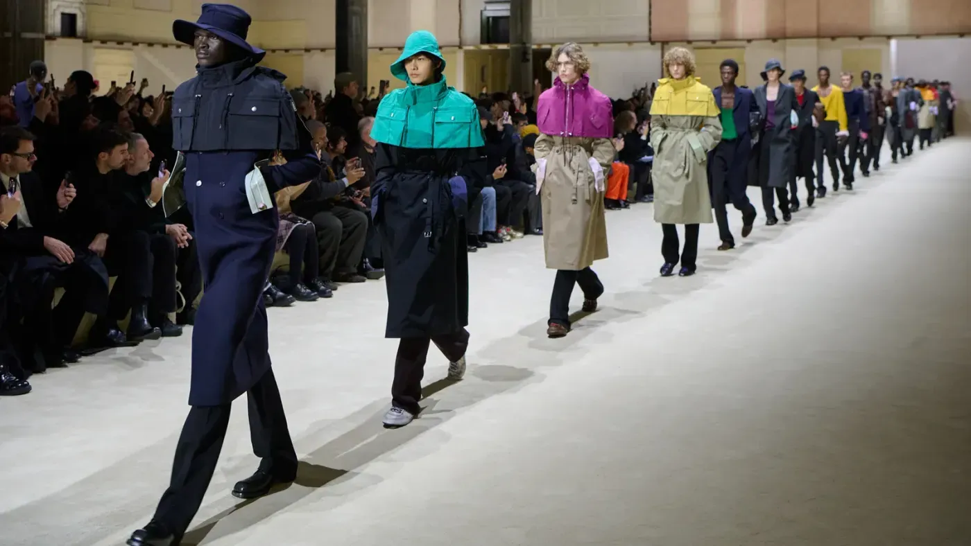 Imagen puede contener Jung Ilwoo Ropa Abrigo Persona Adulto Calzado Zapatilla Caminando Personas Cara y Cabeza