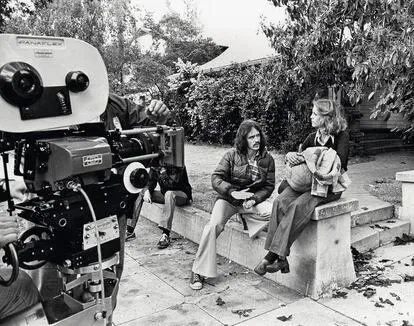 John Carpenter y Jamie Lee Curtis charlan en el rodaje de 'Halloween' en 1977.