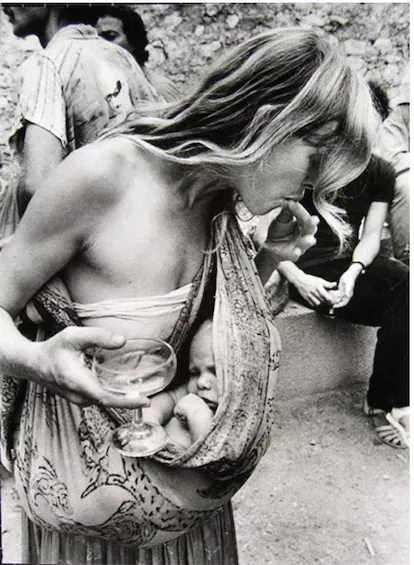 'Les Festas Hippies' (1976), de Oriol Maspons, es una obra destacada en 'Madres paralelas' y también forma parte de la selección de obras con que la galería madrileña Blanca Berlín participará en la p