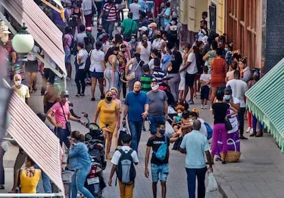 Varias personas caminan o hacen fila para entrar a tiendas en la calle Obispo, el 28 de enero, en La Habana, Cuba.