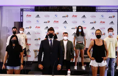 David Aganzo, President of AFE, poses for photo with the Rayo Vallecano Femenino players during the press conference of the Association of Spanish Footballers (AFE) denouncing the non-inclusion of Ray
