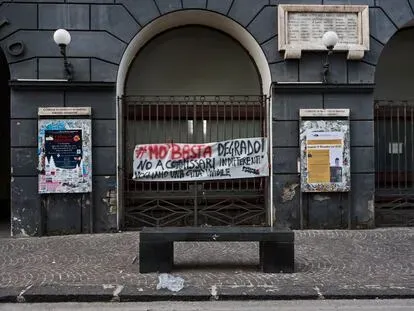 El Ayuntamiento de Marano está cerrado y varias pancartas denuncian la situación de la ciudad.