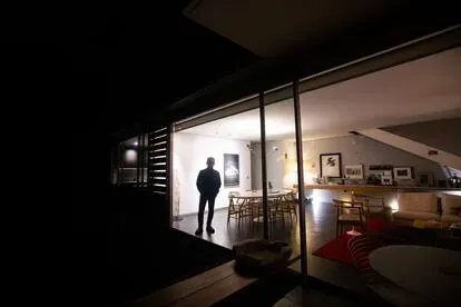 Felipe Leal en el salón de su casa en San Ángel.