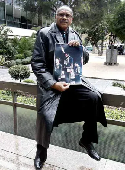 Tommie Smith, en Madrid en 2008, con la imagen de su gesto de 1968 en el podio de los 200 metros. /CRISTÓBAL MANUEL