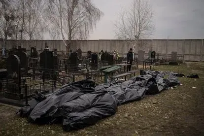 Cadáveres en el cementerio de Bucha antes de ser enterrados, el pasado martes.