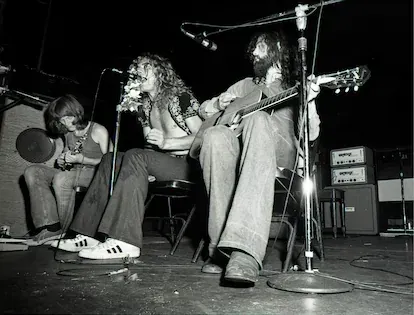 John Paul Jones, Robert Plant y Jimmy Page tocando 'The Battle of Evermore' en Honolulu en 1971.