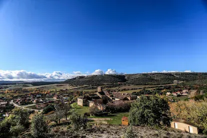 En Fuentetoba (Soria, 350 habitantes), se vende el monasterio de La Monjía, del siglo XVI, que incluye 325 hectáreas con cotos de caza y de trufas y una iglesia románica del siglo XI. ¿El precio? Tres