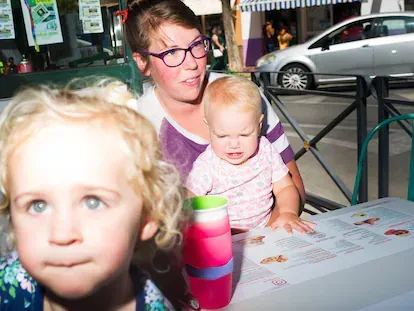 Katie DeCarie de San Francisco (EEUU) con su hija y la de una amiga, toman 'brunch' en la cafetería Great Day Coffee.