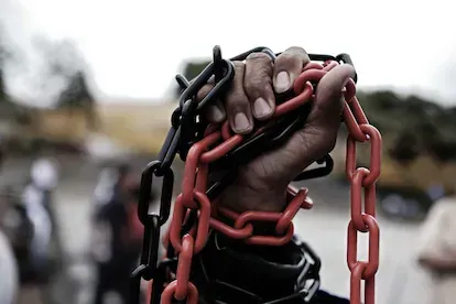 Una persona sostiene unas cadenas durante las manifestaciones en contra del Gobierno del presidente de Nicaragua, Daniel Ortega, en San José, Costa Rica el día 12 de octubre de 2021.