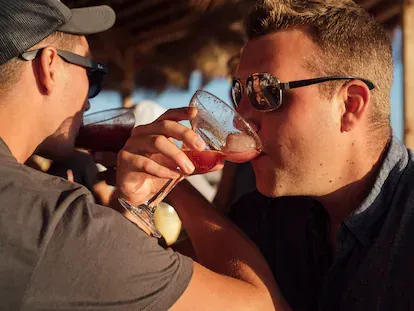 Tripulantes del destructor USS Roosevelt toman copas en el bar Sunset Beach en la playa de Rota.