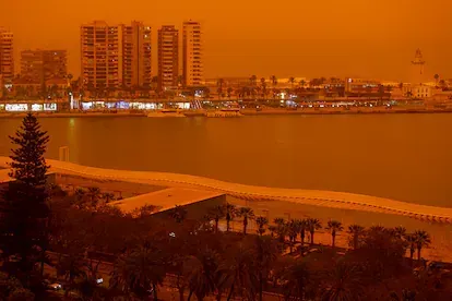 Vista de la Farola y el puerto de Málaga, que este jueves se ha visto cubierto por el efecto de la calima.