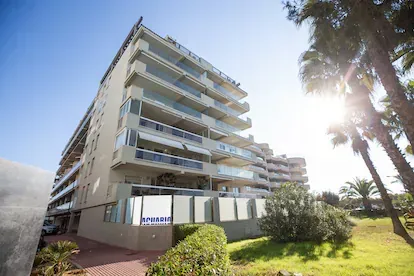 Bloque de viviendas en el paseo marítimo de Ibiza que acoge los tres tríplex del titular de la FGR, Alejandro Gertz.