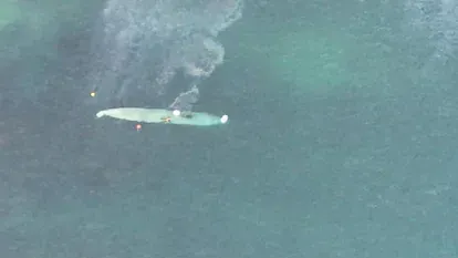 Imagen aérea del narcosubmarino apresado en la costa de Pontevedra.