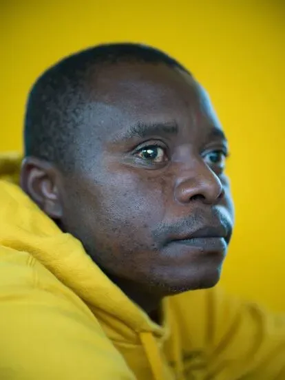Kali sufrió torturas en la República Democrática del Congo. Huyó y acabó en el campo de Moria (Grecia). Allí, tras una reyerta, no fue adecuadamente atendido y perdió un ojo (ahora lleva una prótesis)