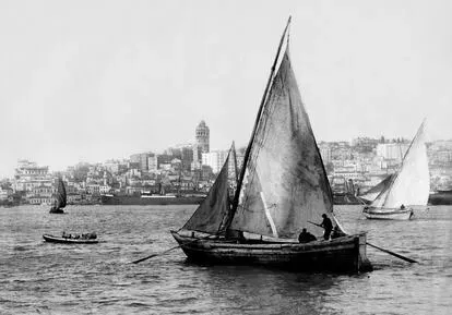 El barrio de Gálata visto desde el Bósforo en la década de 1920.