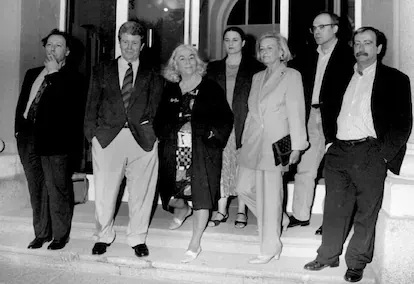 El editor Jorge Herralde (segundo por la izquierda), posa con los escritores Javier Marías, Carmen Martín Gaite, Adelaida García Morales, Josefina Aldecoa, Justo Navarro y Rafael Chirbes ante el Pabel