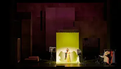 Don Giovanni (Michael Volle) y Zerlina (Serena Sáenz), observados atentamente por Donna Elvira (Elsa Dreisig).