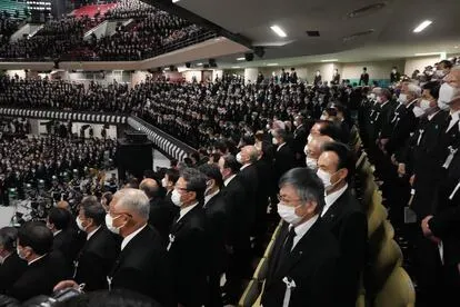 Vista general de los asistentes mientras suena el himno nacional japonés.