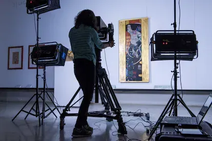 Una técnico usa las cámaras de Google para fotografía la obra 'Judith II' de Klimt en la Galleria Internazionale d'Arte Moderna en Ca' Pesaro en Venecia.