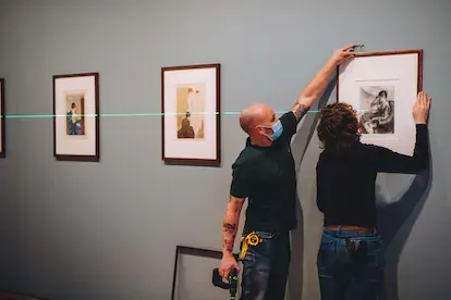 Varios trabajadores del Museo Van Gogh colocan las piezas de Cassatt.