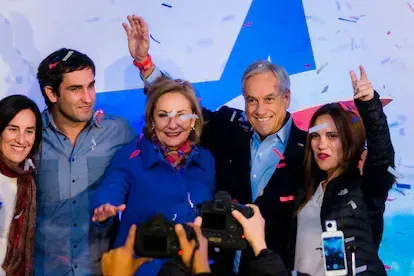 Sebastián Piñera con su familia, durante una celebración por las elecciones presidenciales primarias, el 02 de julio de 2017.