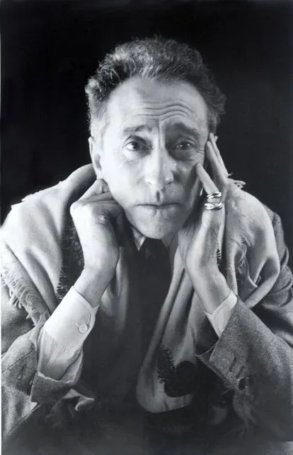 Jean Cocteau, con el anillo Trinity de Cartier.