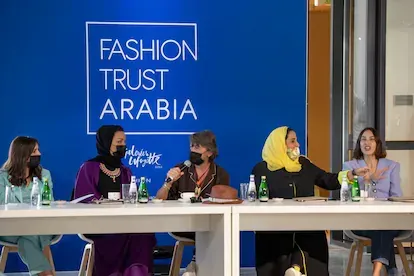 La jequesa de Qatar, Mozah bint Nasser al-Missned, con su hija y algunos miembros del jurado, entre ellos, Alexa Chung.
