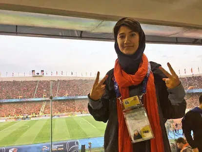 Niloofar Hamedi, en un estadio de fútbol.