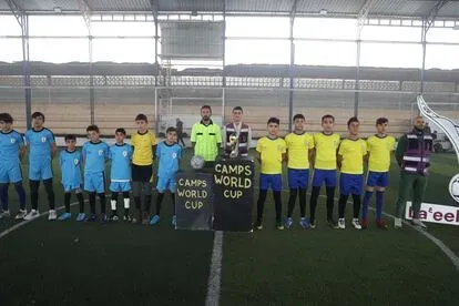 El Mini Mundial de Idlib es un torneo en el que participan aproximadamente 300 niños de campamentos dispersos en la franja fronteriza de Siria con Turquía, repartidos en 25 equipos. Muchos son huérfan