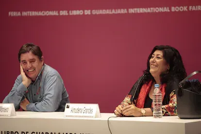 Luis García Montero y Almudena Grandes en la FIL de Guadalajara en 2017.
